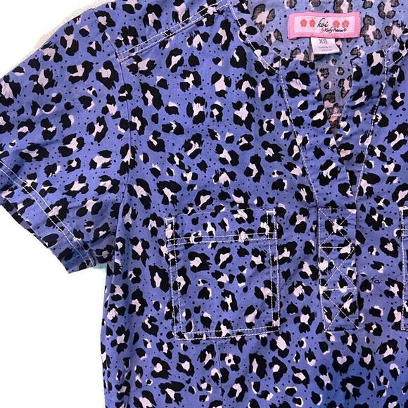 Koi by Kathy Peterson Scrubs Top XS Leopard Print Pockets Medical Nurse Career - Picture 6 of 7